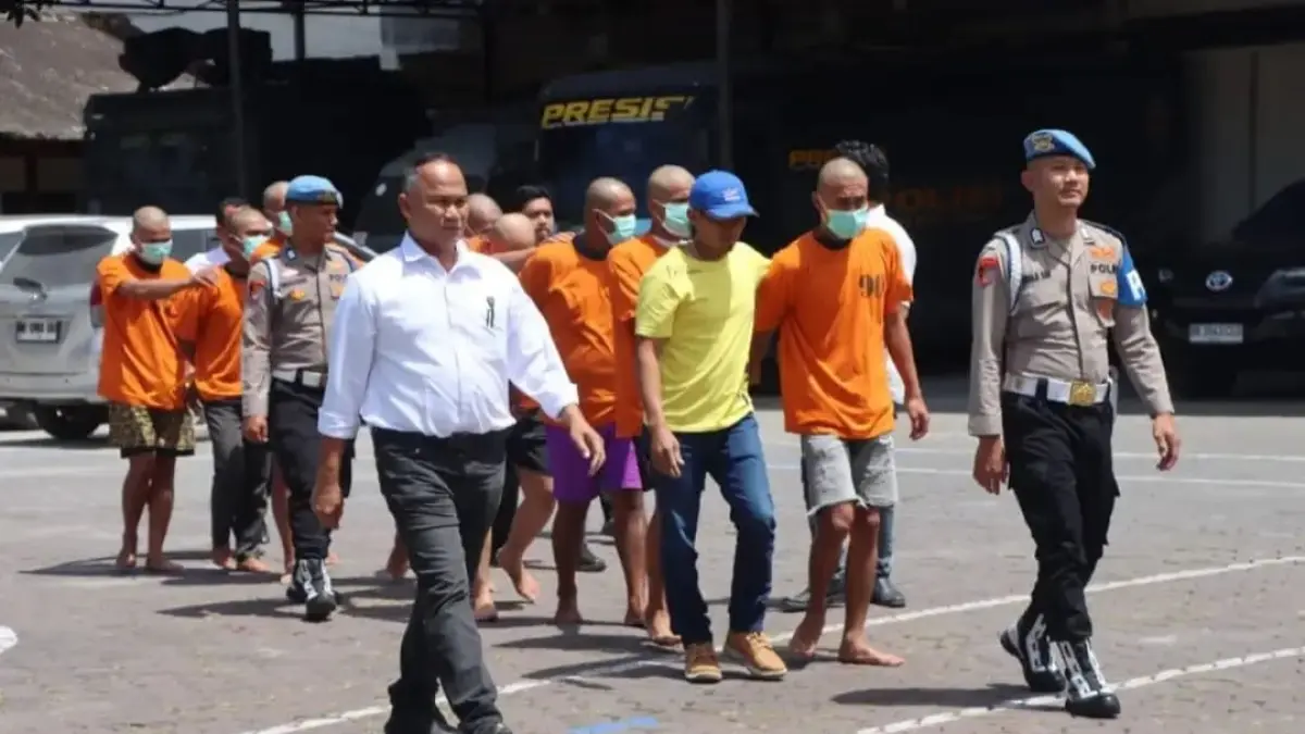 DIGIRING: Para tersangka digiring petugas ke sel tahanan. (Solideo/Sumut Pos)