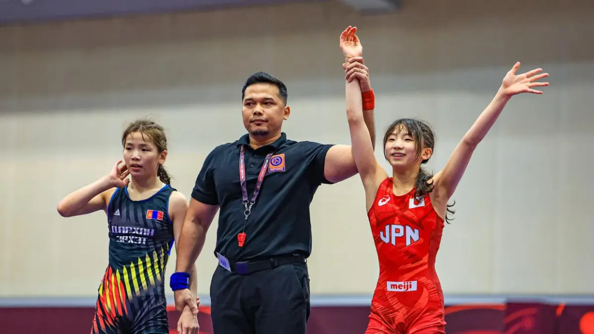 
Leonard Sitohang saat bertindak sebagai wasit internasional pada ajang UWW. (Foto dari Leo/Sumut Pos)