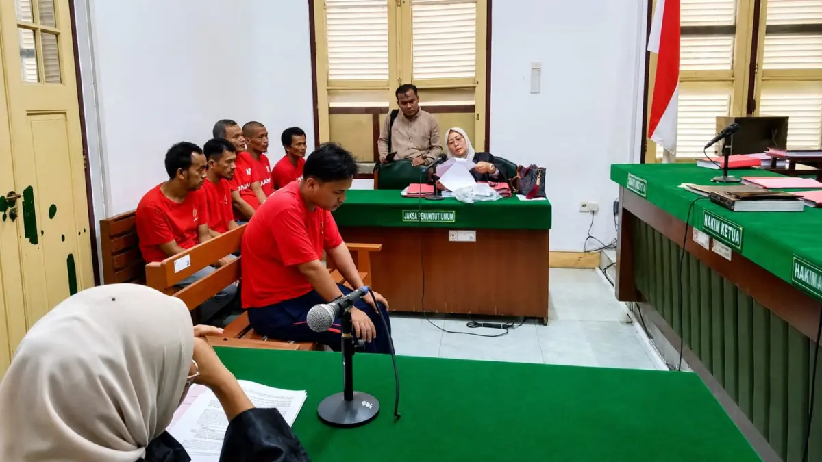 RUMAH: Fahrul Azis Siregar (30) terdakwa pembakar rumah hakim, menjalani sidang tuntutan di PN Medan, Rabu (15/7/2026). (Dok: Gusman/Sumut Pos)
