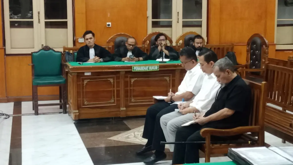 TERDAKWA: Tiga terdakwa korupsi pengadaan kapal tunda Pelindo, menjalani sidang tuntutan di Pengadilan Tipikor Medan, Selasa (14/7/2026) malam. (Dok: Gusman/Sumut Pos)

