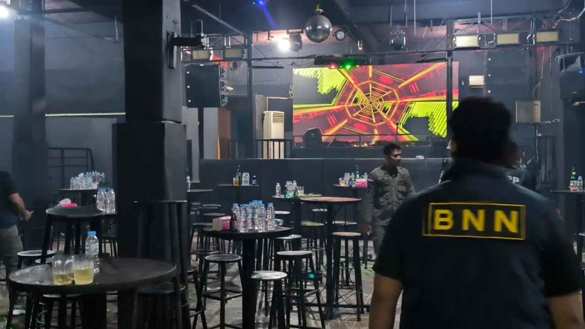 
Tim Gabungan BNNK Binjai melakukan razia di THM Samudera Selatan. (Teddy Akbari/Sumut Pos)