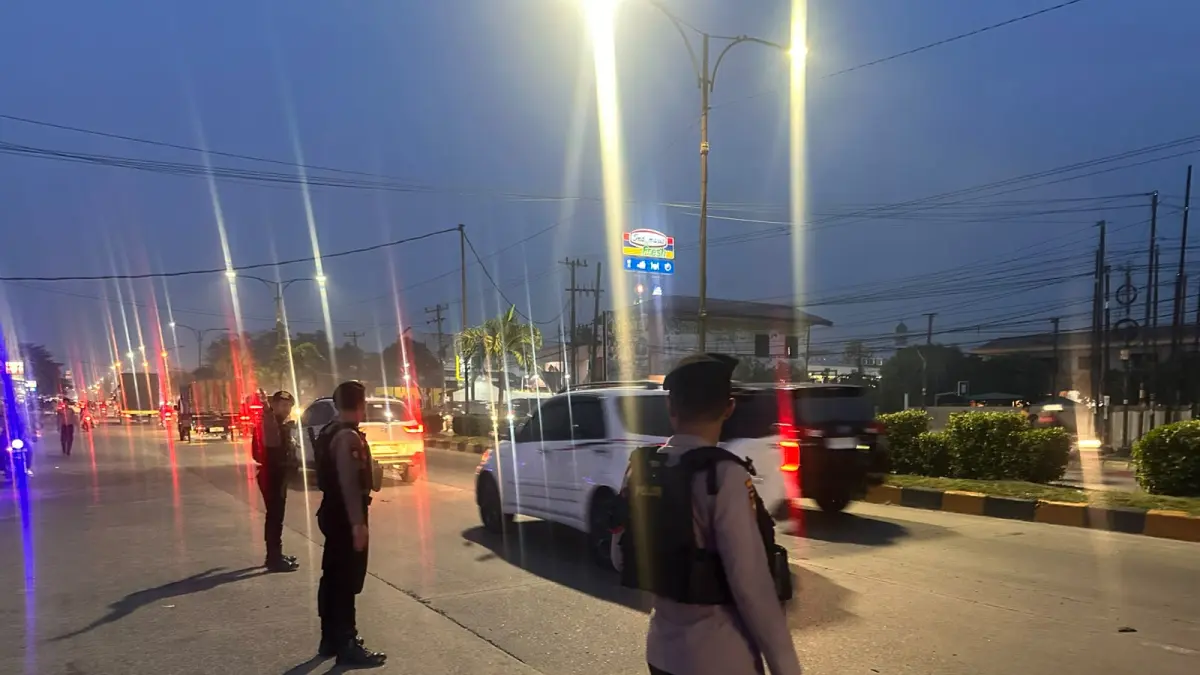 AMANKAN: Petugas Kepolisian saat mengamankan antrean kendaraan di salah satu SPBU di Medan. (Dok: Polda Sumut)
