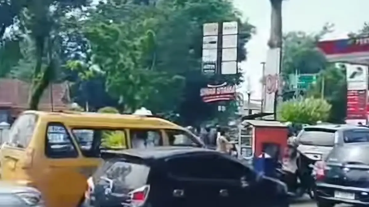 ANTRE: Kendaraan antre untuk melakujan isi BBM di SPBU di Medan, belum lama ini. (Dok: MAI Medan)