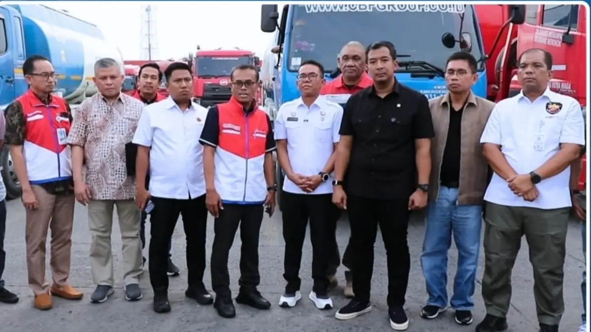 BERSAMA: Kadis Perindag dan ESDM saat mendampingi anggota DPR RI Ade Jona, Wakil Wali Kota Medan, Zakiyuddin Harahap meninjau fuel terminal Pertamina di Belawan. (Dok : Disperindag ESDM Sumut)