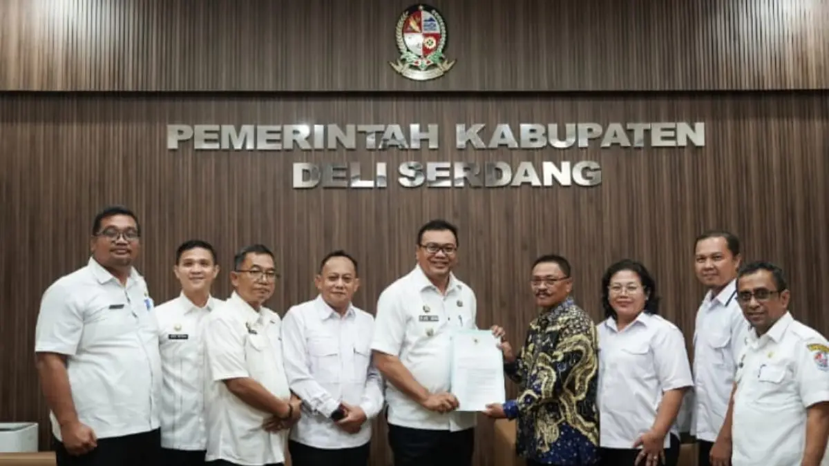 
Bupati Deli Serdang, Asri Ludin Tambunan  saat menyerahkan surat keputusan pengangkatan Nasib Solichin (baju batik) sebagai Ketua FKDM Kabupaten Deli Serdang.(Batara/Repro)
