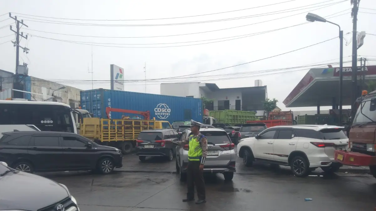 KAWAL: Polres Pelabuhan Belawan melaksanakan kegiatan pengawalan truk Pertamina ke sejumlah SPBU yang berada di wilayah hukum Polres Pelabuhan Belawan, Kamis, (16/7/2026).(Dok : Humas Polres Pelabuhan Belawan)