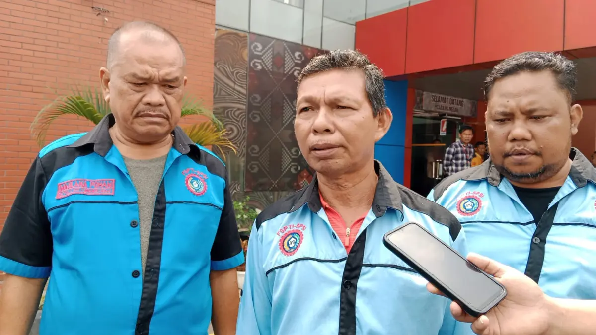 KETERANGAN: Ketua PUK F.SPTI-K.SPSI Kelurahan Timbang Deli, Kores Sirait memberikan keterangan terkait bongkar muat di Alfamidi, Jalan MG Manurung, Medan Amplas, Kamis (16/7/2026) siang. (Dok: Gusman/Sumut Pos)
