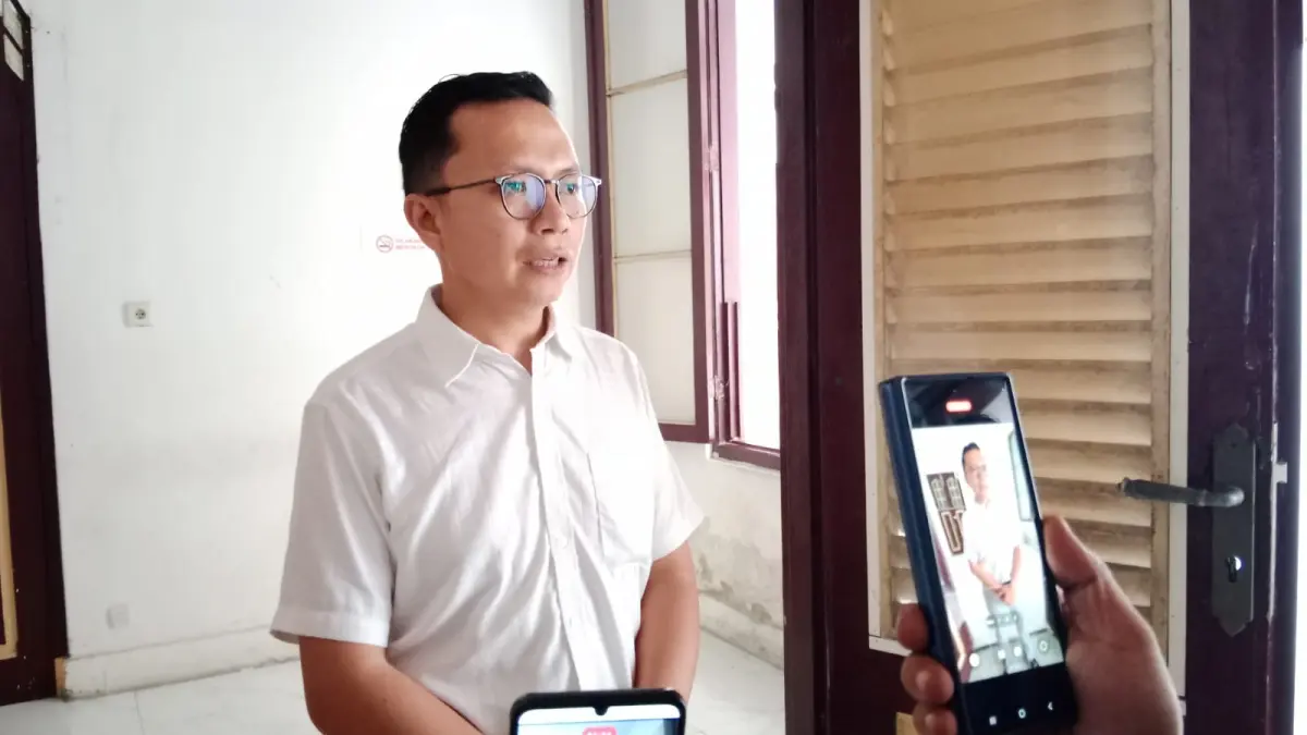 KETERANGAN: Willyam Raja D Halawa selaku penasihat hukum terdakwa Djoko Sutrisno, memberikan keterangan usai sidang di Pengadilan Tipikor Medan, Rabu (15/7/2026) sore. (Dok: Gusman/Sumut Pos)
