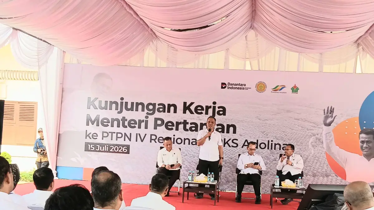 KUNJUNGAN KERJA: Plt Dirjen Perkebunan Kemenpan Heru Tri Widarto bersama Dirut PTPN IV PalmCo Jatmiko Krisna Santosa serta lainnya, saat kunjungan ke PKS Adolina PTPN IV Regional 2 di Serdang Bedagai. (Dok: PTPN IV)
