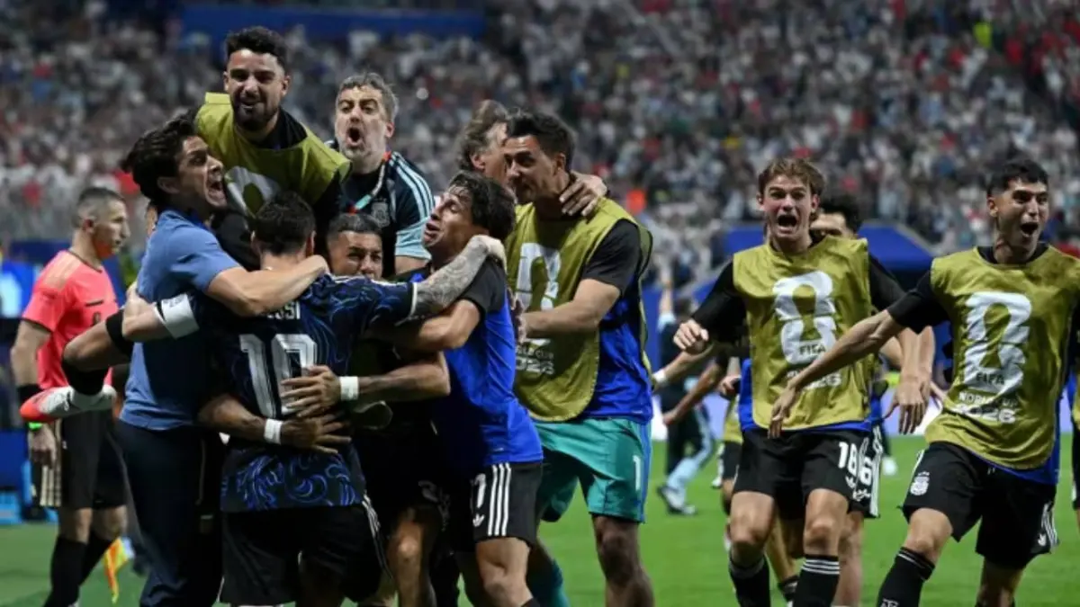 Lionel Messi dan rekan-rekannya merayakan kemenangan setelah Argentina melaju tiket final Piala Dunia 2026 usai menyingkirkan Inggris dengan skor 2-1 (genpi)