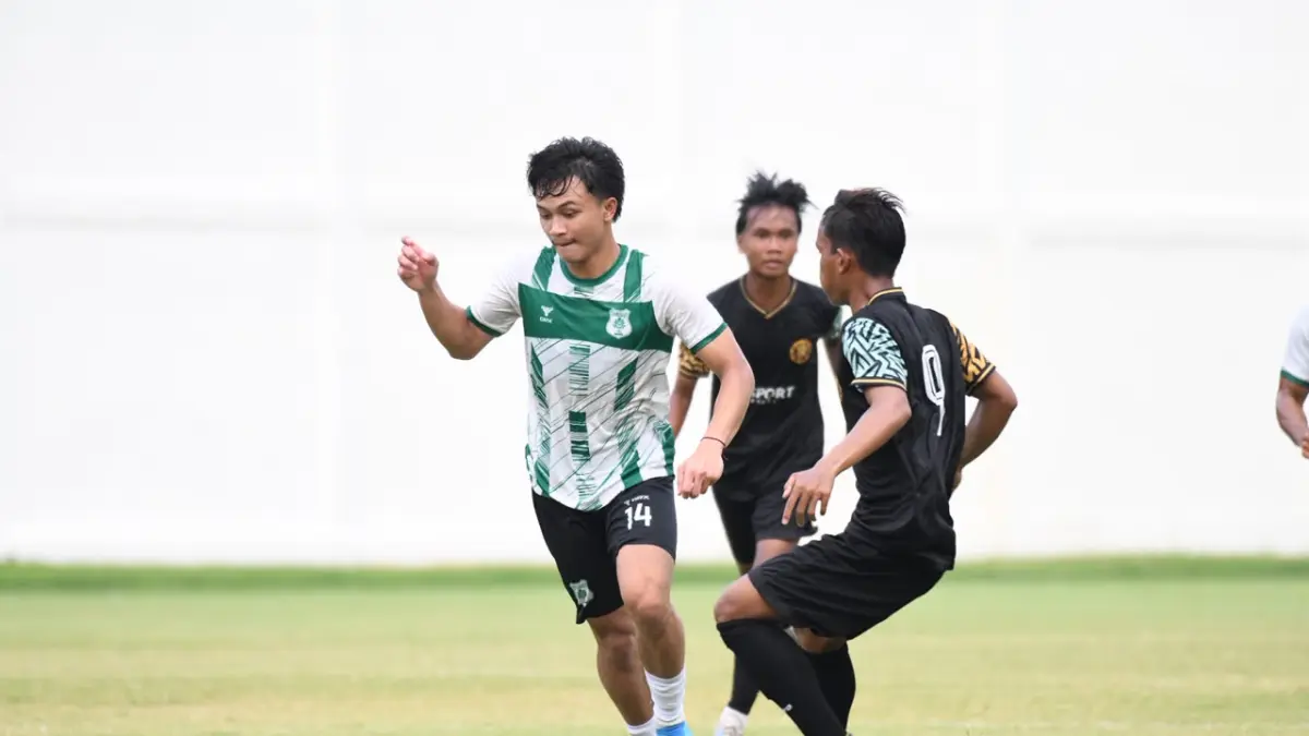Pemain PSMS dan Muspika FC berebut bola pada pertandingan uji coba di Stadion Mini Disporasu, Kamis (16/7/2026). (Dok PSMS)