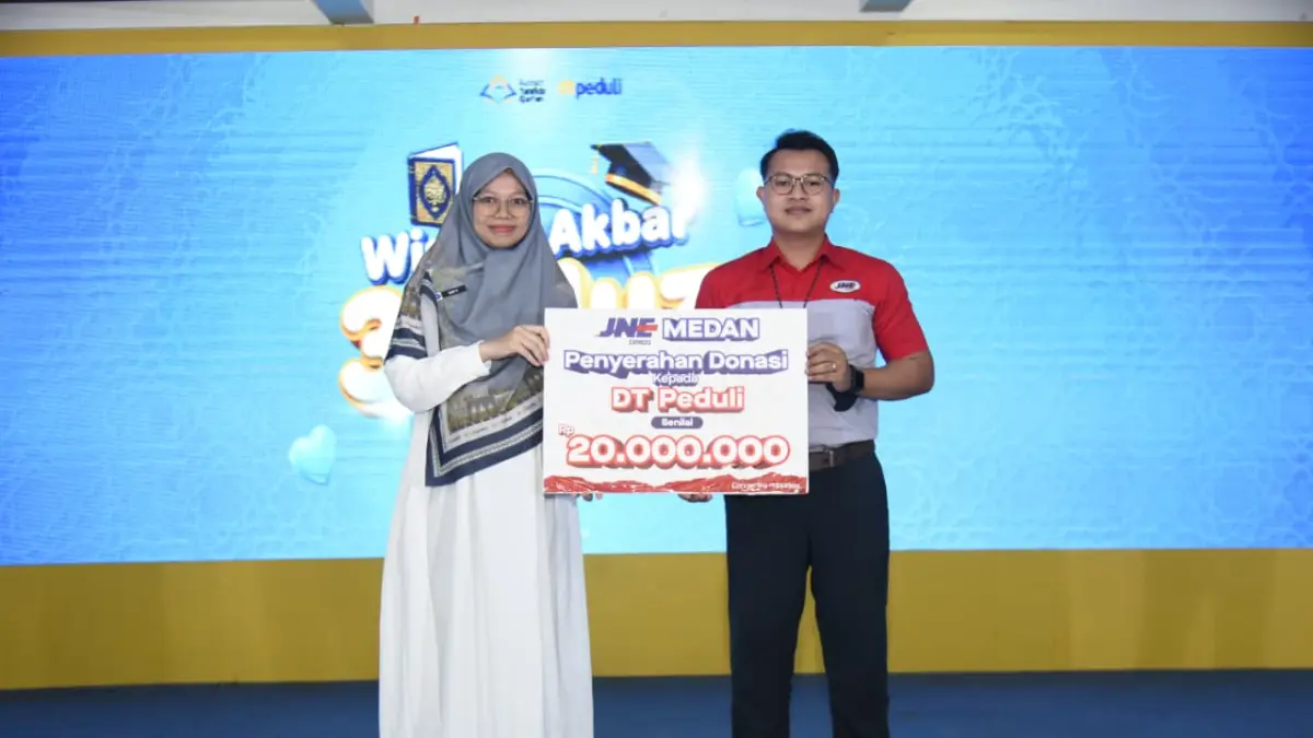 Perwakilan JNE Medan menyalurkan zakat secara simbolis kepada lembaga sosial penerima manfaat. (foto : JNE)