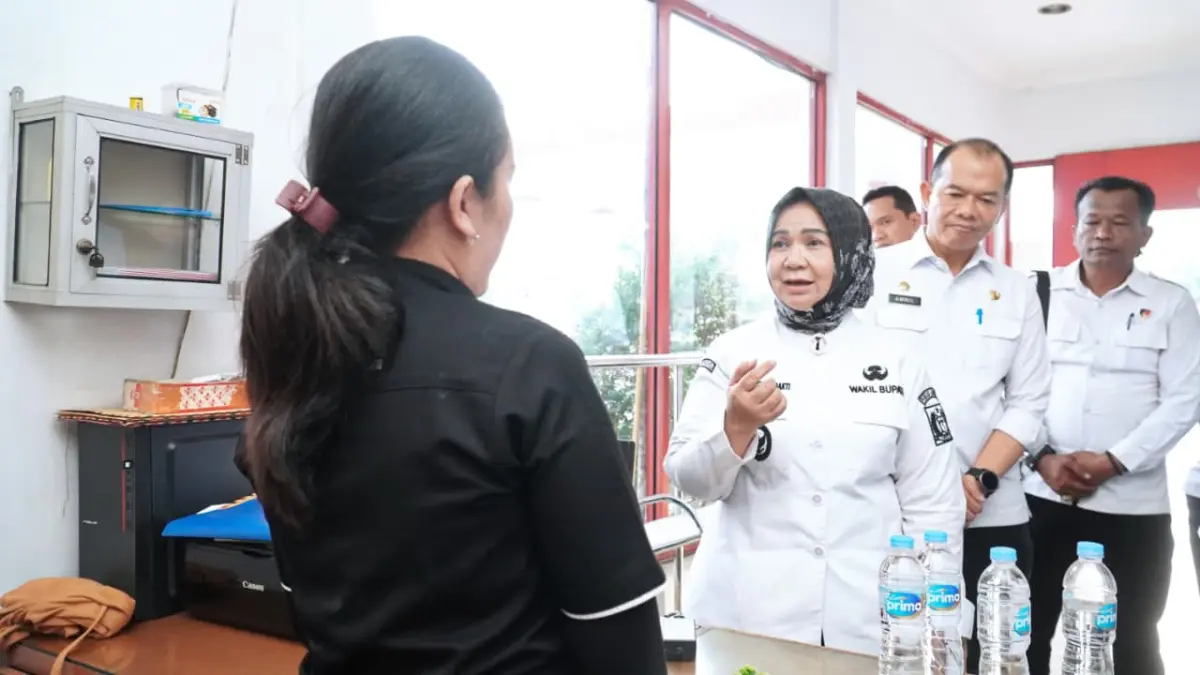 
Plt Bupati Langkat, Tiorita br Surbakti saat berkomunikasi dengan menejemen SPBU dalam sidak. (Diskominfo Langkat/Sumut Pos)