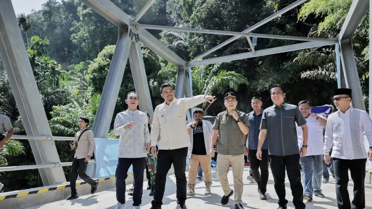 RESMI: Gubernur Sumatera Utara (Sumut) Muhammad Bobby Nasution saat meresmikan Jembatan Aek Sipange di Kecamatan Aek Bilah, Kabupaten Tapanuli Selatan, baru-baru ini.(Dok : Dinas BMBKCK Sumut).
