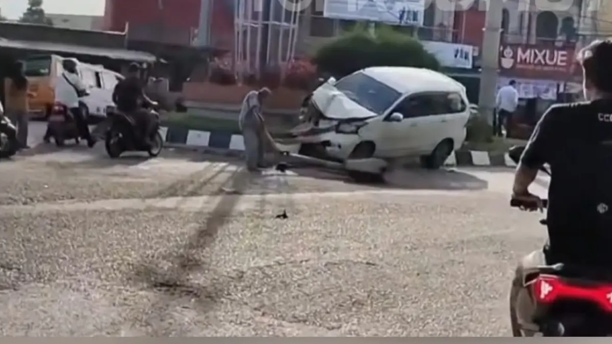 
Toyota Avanza nabrak pejalan kaki di Simpang Maut, Stabat. (Foto dari masyarakat/Sumut Pos)