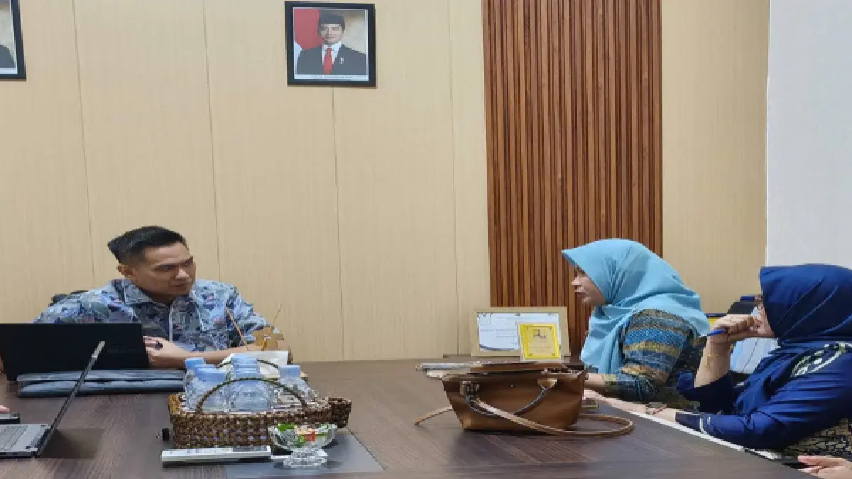 Kakan BPN Perwakilan Kabupaten Batu Bara, Hamdani Azmi, S.H., M.H.,Bersama Pejabat Badan Pendapatan Daerah (Bapenda) Kabupaten Batu Bara Saat mengelar diskusi terkait integrasi Nomor Identifikasi Bidang (NIB) dengan Nomor Objek Pajak (NOP), Kamis (16/7/2026), di ruang kerja BPN Kabupaten Batu Bara. (Liberti H Haloho/Sumut Pos)