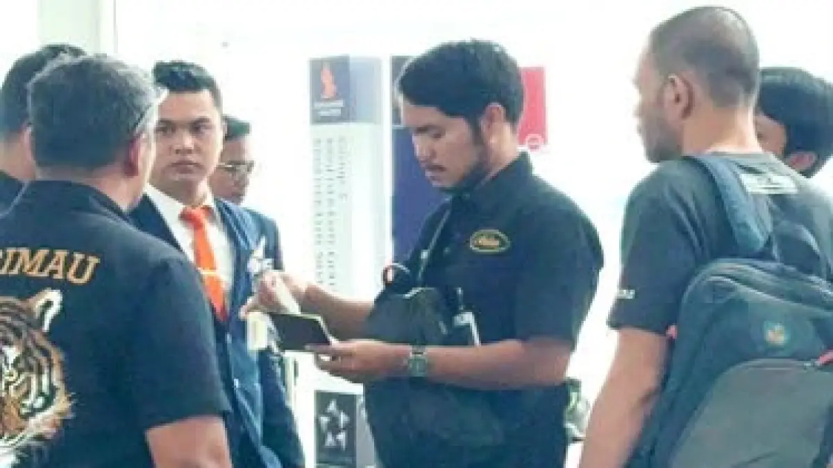 DEPORTASI: Petugas Imigrasi Medan saat mendeportasi WNA Malaysia karena oenyeludupan narkoba. (Dok: Imigrasi Medan)
