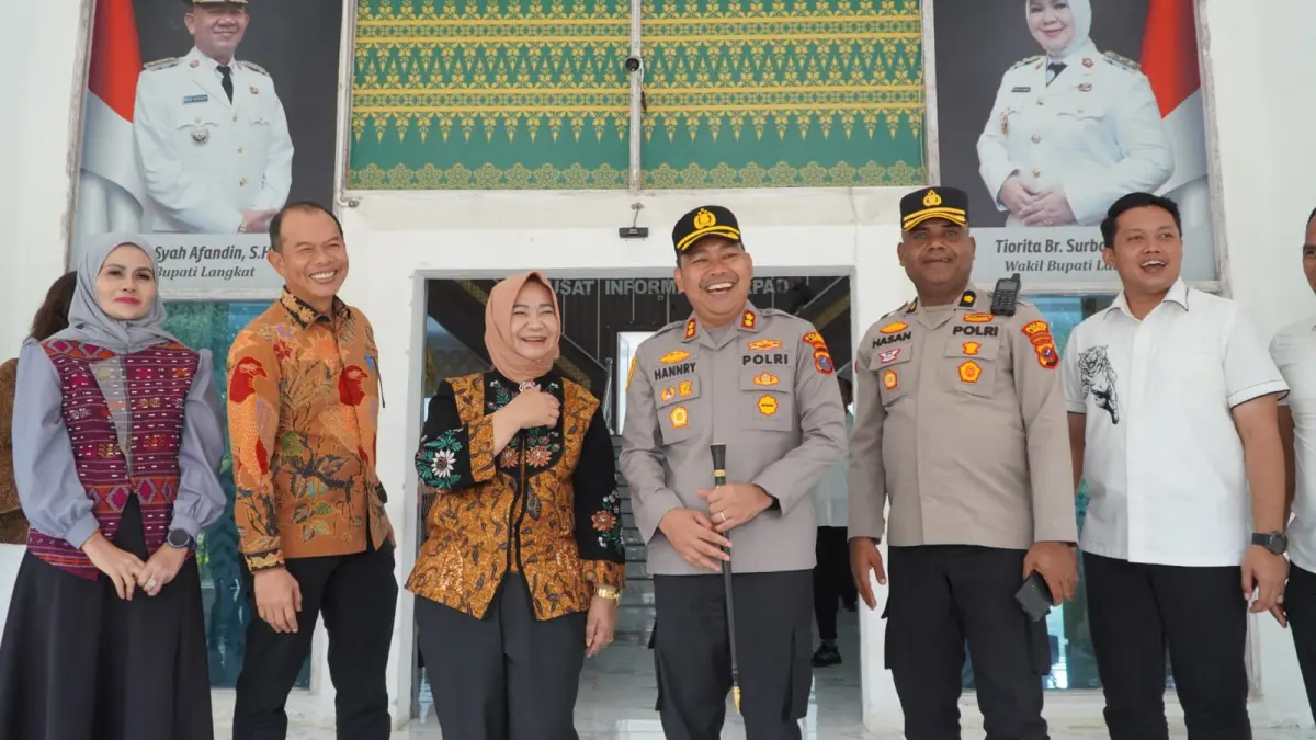 
Foto bersama Kapolres Langkat, AKBP Hannry Tambunan usai kunjungan silaturahmi dengan Plt Bupati, Tiorita br Surbakti. (Diskominfo Langkat/Sumut Pos )