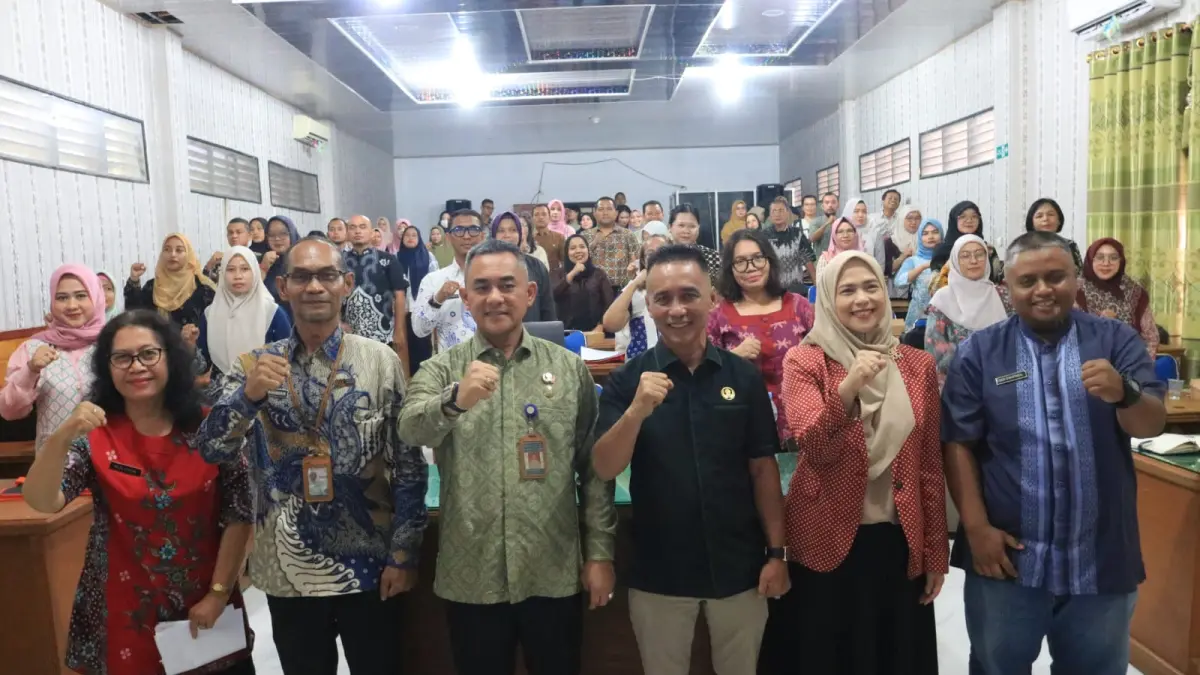 
Foto bersama Sekda Binjai, Chairin Simanjuntak dan peserta sosialisasi. (Diskominfo Binjai/Sumut Pos)