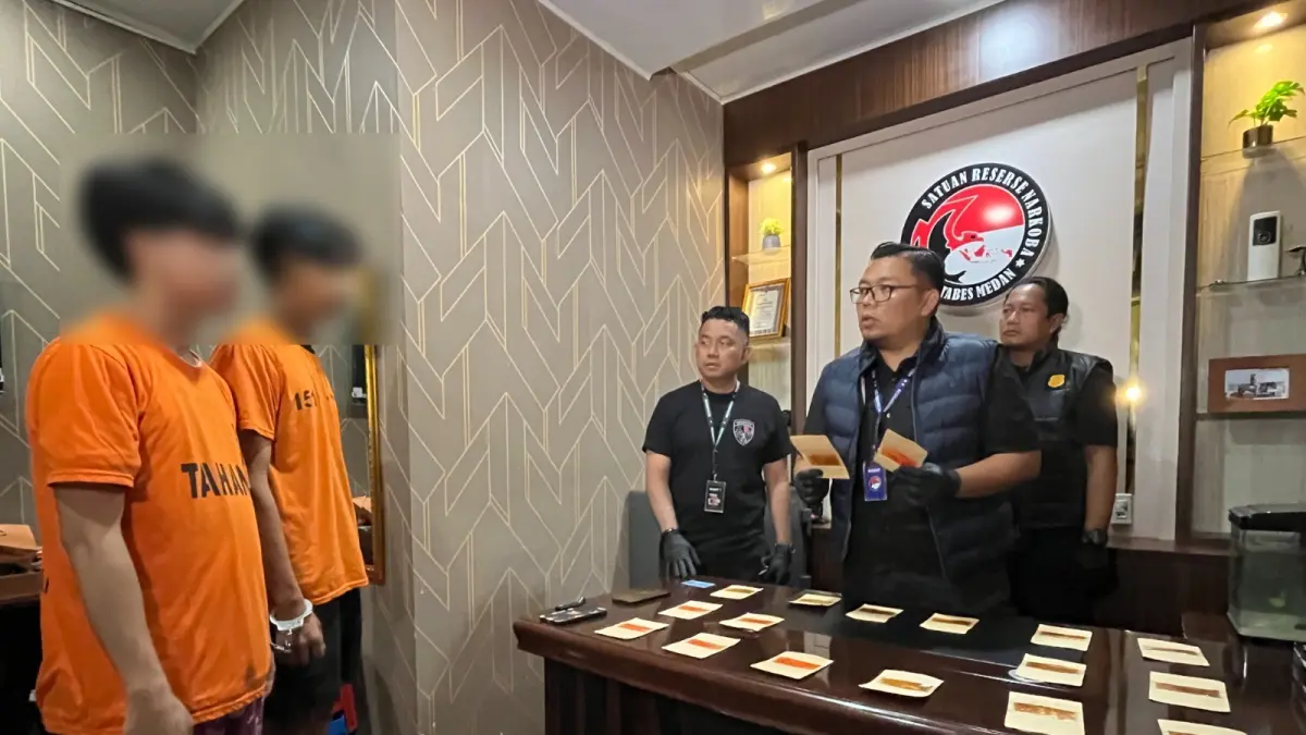 INTROGRASI: Petugas mengintrogasi seorang pegawai spa dan rekannya yang ditangkap atas kasus peredaran narkoba. (Dok: Polrestabes Medan)