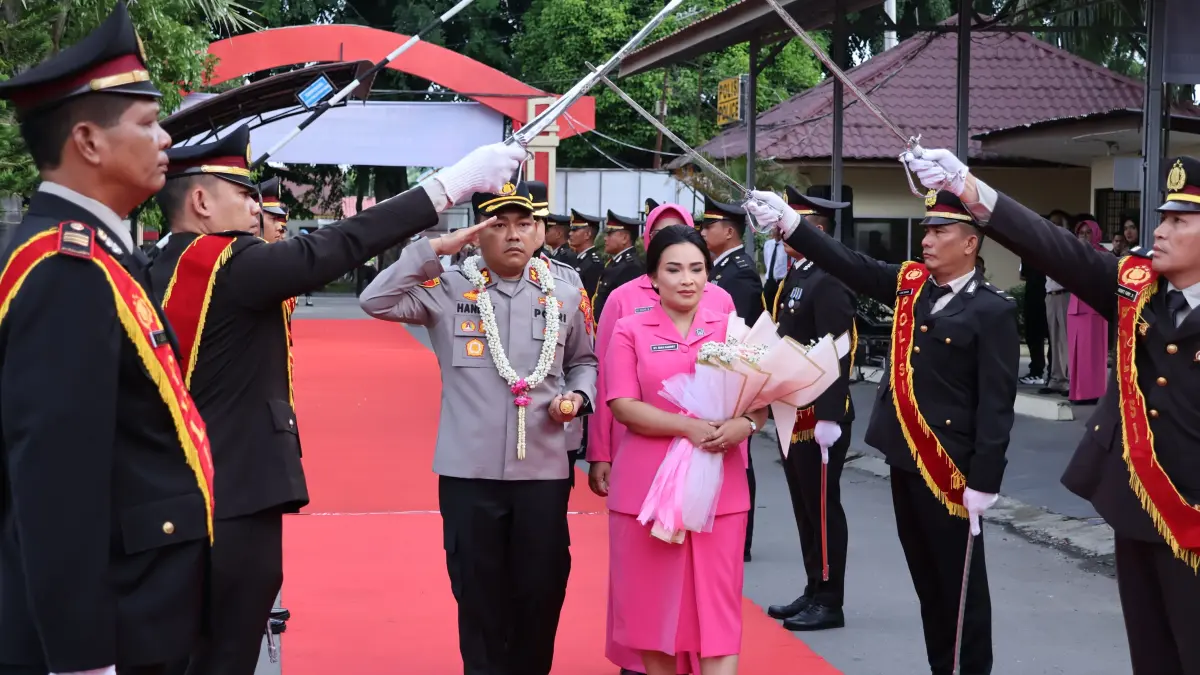 
Kapolres Langkat, AKBP Hannry Tambunan saat disambut pedang pora di markas komando. (Humas Polres Langkat/Sumut Pos)