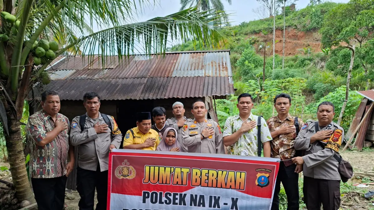 Kapolsek saat melaksanakan Jumat Curhat dan Jumat Berkah di Desa Pematang, Kecamatan Na IX-X. (Dok : Polsek Na IX-X/Sumut Pos)