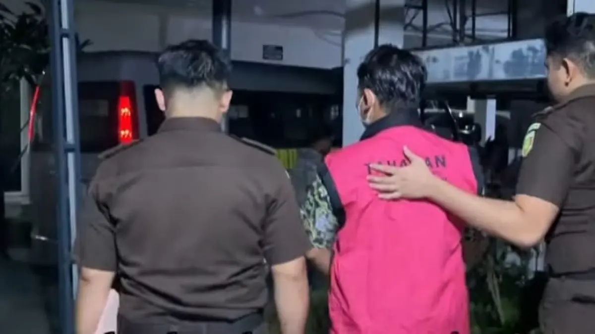 Kejari Labuhanbatu Selatan melimpahkan tersangka korupsi bansos Dinsos 2024 ke jaksa penuntut umum Kejari Labusel. (Dok Khairuddin/Sumut Pos)