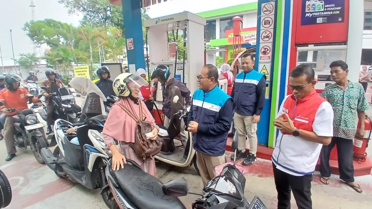 Kepala BPH Migas, Wahyudi Anas dan&nbsp;Executive General Manager Pertamina Patra Niaga Regional Sumbagut, Sunardi berbincang dengan pengendara di SPBU Coco, Jumat (17/7/2026). (Triadi Wibowo)