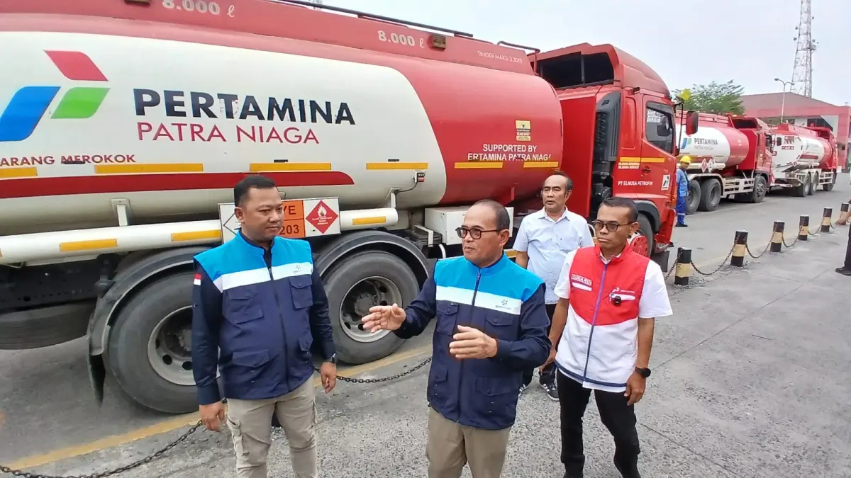 Kepala BPH Migas, Wahyudi Anas dan&nbsp;Executive General Manager Pertamina Patra Niaga Regional Sumbagut, Sunardi meninjau operasional Fuel Terminal Medan, Jumat (17/7/2026). (Triadi Wibowo)