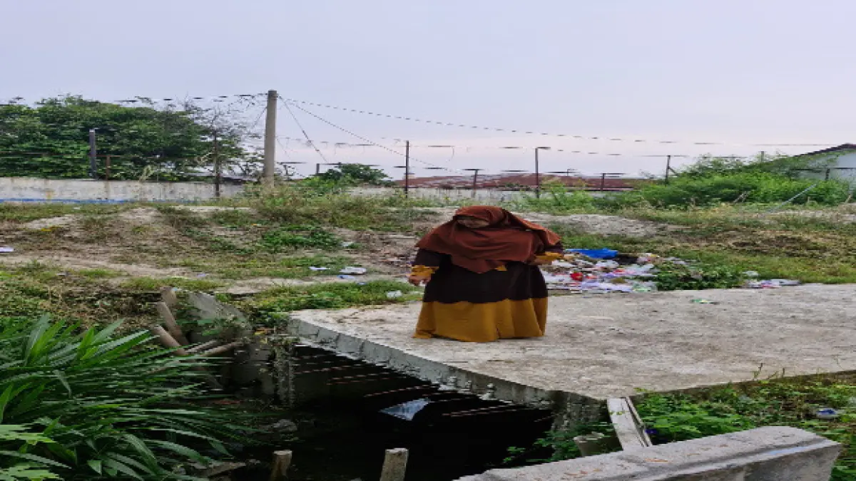 Kepala Sekolah SMP Perguruan PAB Wilayah 1 Lubukpakam, Faridah Br Saragih, SPd, MPd, memperlihatkan proyek gorong gorong yang mangkrak di areal sekolah tempat dia mengajar. (Batara/Sumut Pos)