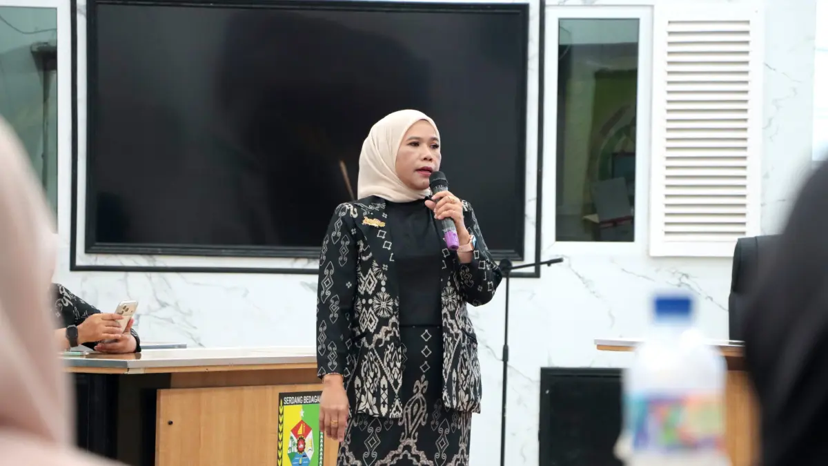 Ketua TP PKK Kabupaten Serdang Bedagai Hj. Rosmaida Saragih Darma Wijaya menyampaikan arahan saat kegiatan pembinaan kepada kader PKK di Aula Sultan Serdang, Kompleks Kantor Bupati Serdang Bedagai, Jumat (17/7 ). ( dok/kominfo)