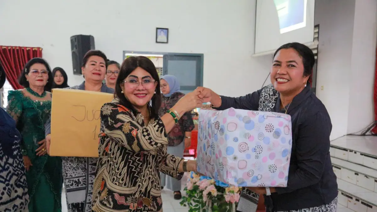 Ketua TP PKK Kota Pematangsiantar Liswati Wesly Silalahi berikan bingkisan kepada para bidan.(Pra Evasi/Sumut Pos)