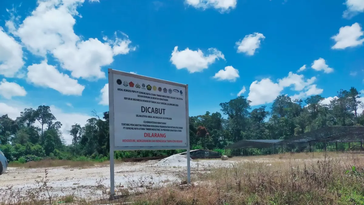 Satgas PKH memasang plang pencabutan ijin dilahan konsesi PT GRUTI di Desa Parbuluan VI, Kecamatan Parbuluan, Dairi. Foto dipetik, Rabu (16/7/2026). (RUDY SITANGGANG/SUMUT POS)