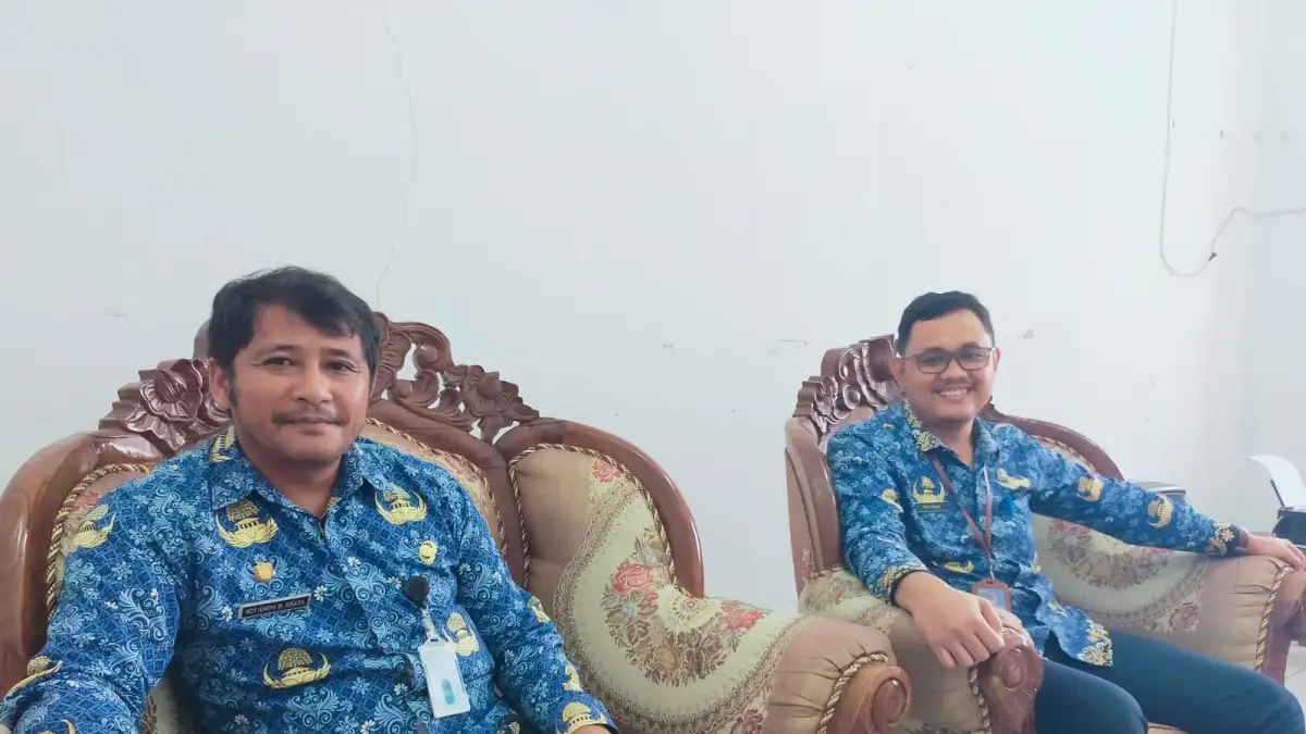 Sekretaris BKPSDM Kabupaten Dairi, Roy Karya Sinaga (kiri) bersama Kabid Pengadaan Mutasi dan Informasi, Try Sinaga menjelaskan pengunduran diri Kadis P3AP2KB, Jumat (17/7/2026).(RUDY SITANGGANG/SUMUT POS)