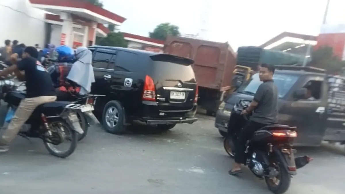 Suasana antrean isi BBM  di SPBU 14205165 Simpang Tiga Perbaungan (16/07) sore. ( Fadly/ Sumut Pos)