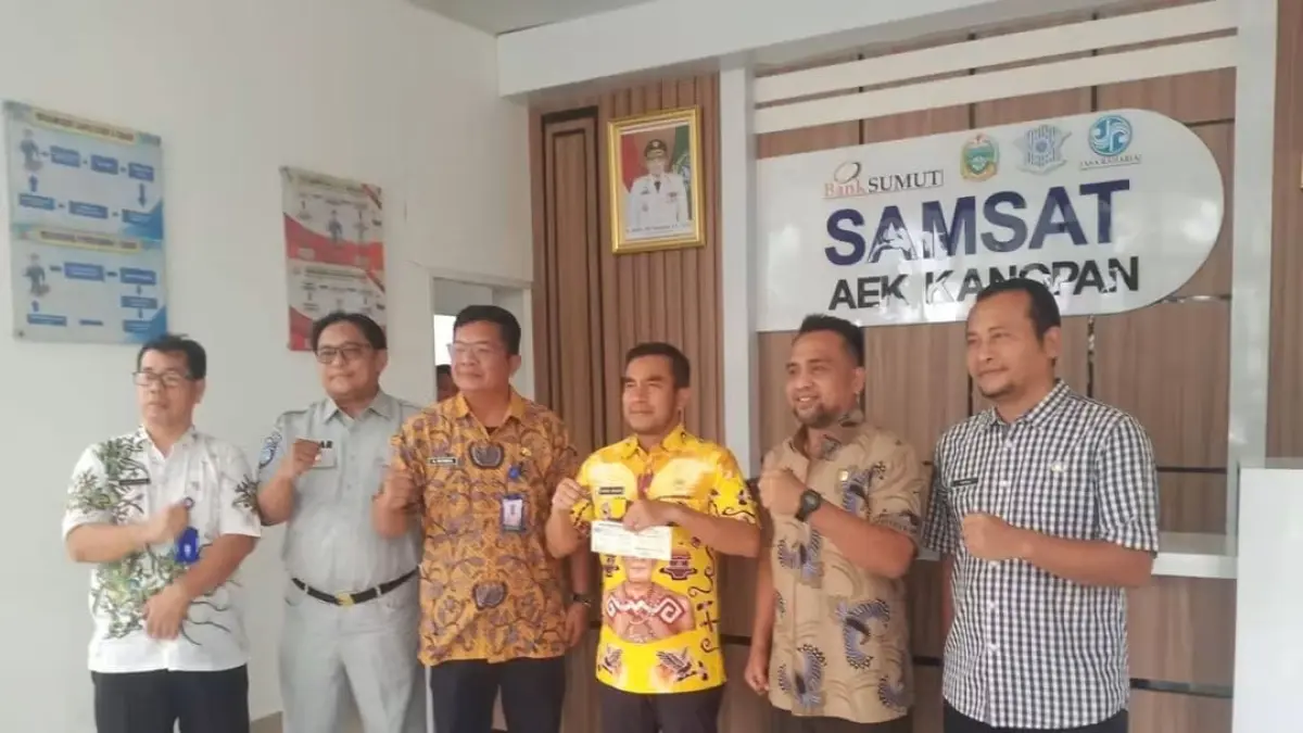   Wabup Labura tinjau Kantor Samsat, ajak masyarakat disiplin bayar pajak kendaraan tepat waktu. (Asri Tarigan/Sumut Pos)