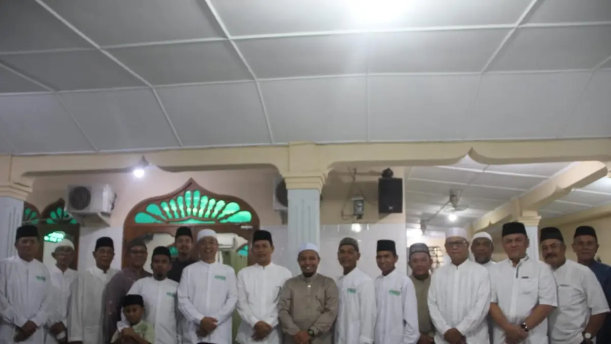 BERSAMA: Sekretaris Daerah Kota Tebingtinggi Erwin Suheri Damanik mewakili Wali Kota Iman Irdian Saragih berfoto bersama pengurus Masjid Nurul Huda dan jamaah usai menghadiri Safari Ba