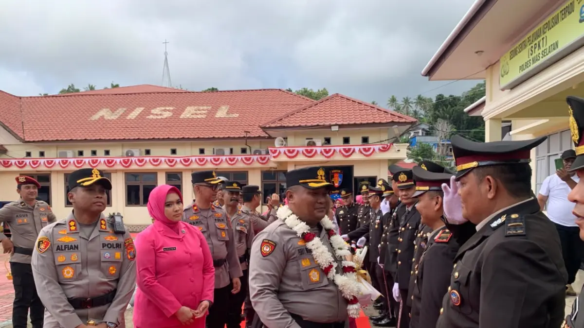 ANTAR: Kapolres Nisel, AKBP Alfian Tri Alfian didampingi istri mengantarkan AKBP Ferry Mulyana Sunarya. (Dok: Eriusman Duha/ Sumut Pos)