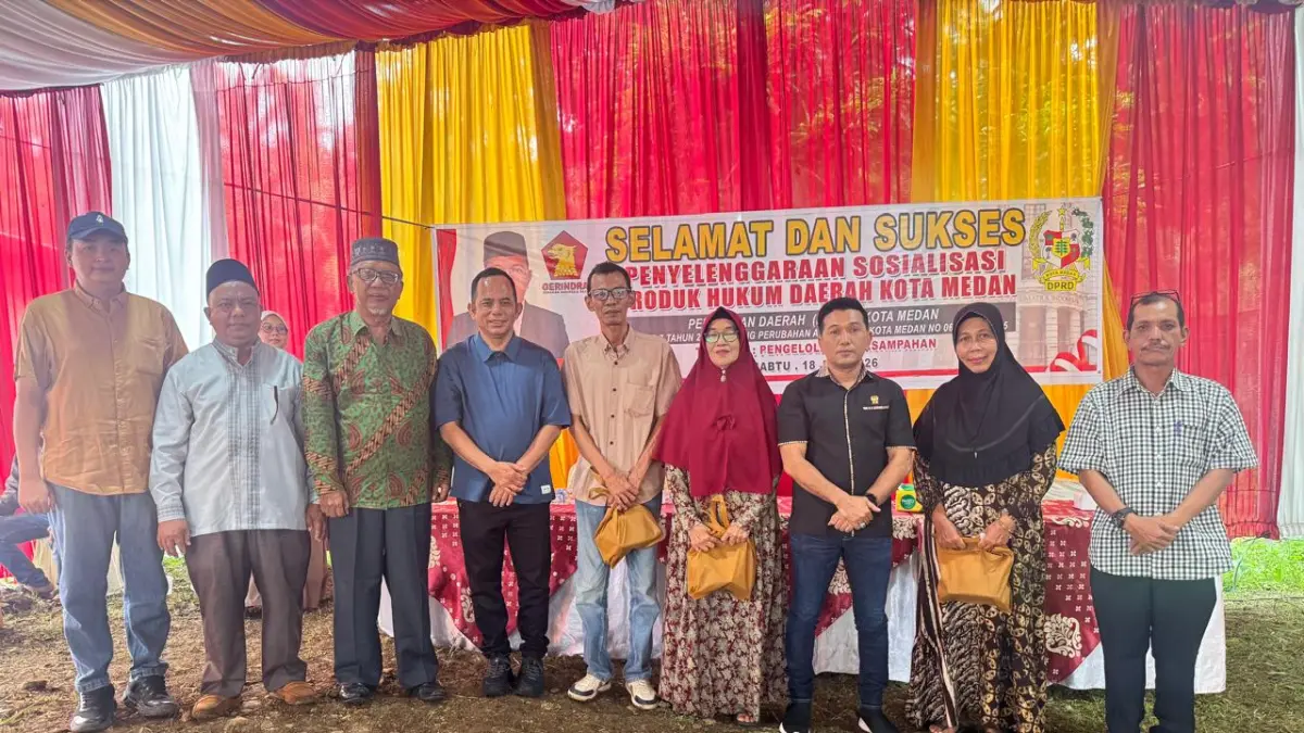 BERSAMA; Anggota DPRD Medan, Fauzi saat melaksanakan sosialisasi perda di Kecamatan Medan Amplas, Sabtu (18/7/2026). (Dok: Tim Fauzi)