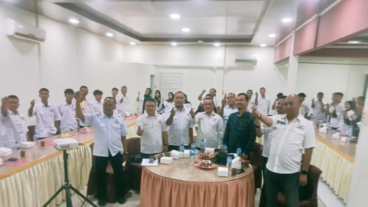 BERSAMA: Ketua DPD Partai Perindo Kabupaten Serdangbedagai Sofian bersama pengurus DPW Partai Perindo Sumatera Utara, narasumber, dan sekitar 50 kader muda berfoto bersama. (Dok: Fadli/Sumut Pos)