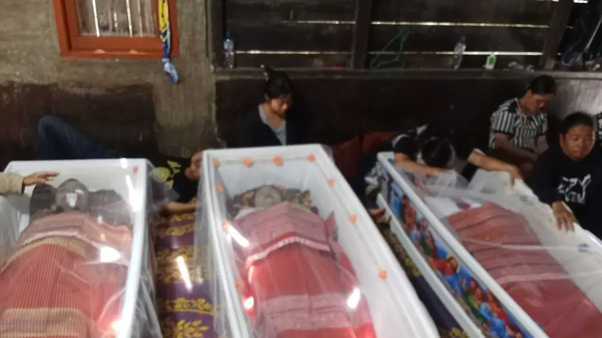 DISEMAYAMKAN: Jenazah Heppi Sitinjak, Dinaria Manik dan Samsir Sitinjak, korban tabrakan beruntun di Sibolangit, disemayamkan di rumah duka di Dusun 2 Juma Gunung, Desa Bakal Julu, Siempat Nempu Hulu, Dairi, Sabtu (18/7/2026).( Dok: Rudy Sitanggang/Sumut Pos)
