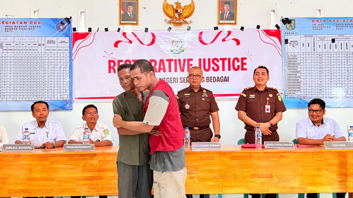 HARU: Penuh haru saat seorang ayah memeluk anaknya yang hilaf terhadapnya saat restroratif justice ( RJ) di kantor Kejari Sergai . (Dok: Fadli/ Sumut Pos)