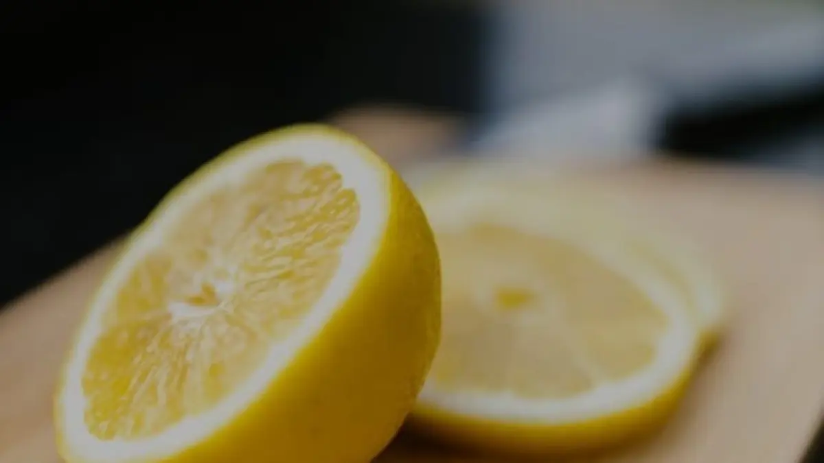ilustrasi, buah lemon kerap dianggap sebagai sumber utama Vitamin C. (pexels.com)
