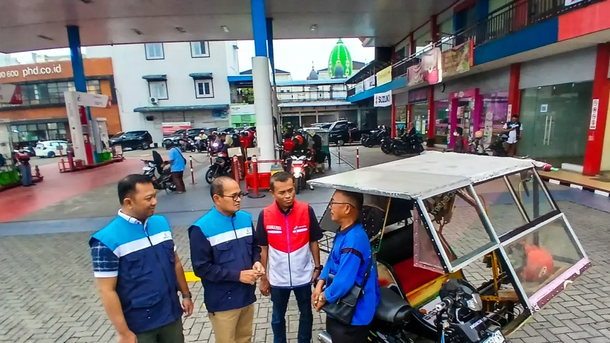 Kepala BPH Migas, Wahyudi Anas dan&nbsp;EGM Pertamina Sumbagut, Sunardi berbincang dengan pengendara Betor di SPBU Pertamina 14.207.166, Kota Binjai, Sabtu (18/7/2026). (Triadi Wibowo)