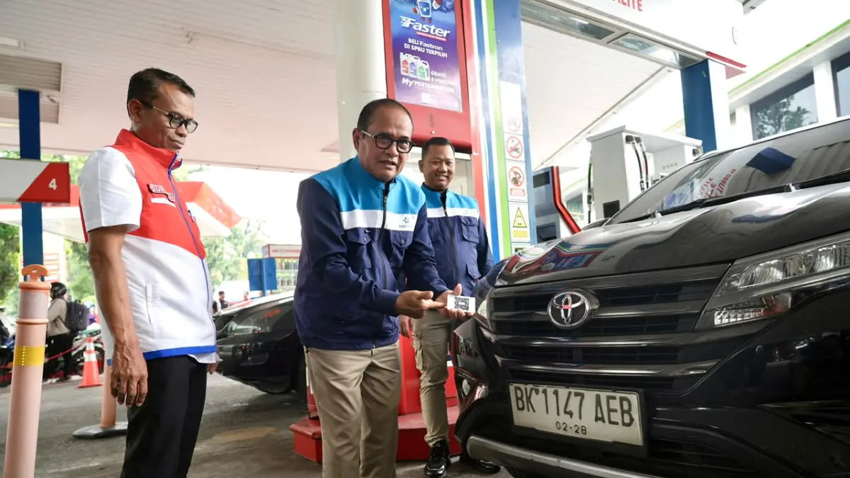 Kepala BPH Migas, Wahyudi Anas dan&nbsp;Executive General Manager Pertamina Patra Niaga Regional Sumbagut, Sunardi berbincang dengan pengendara, Jumat (17/7/2026). (Dok. BPH Migas)
