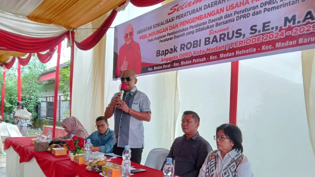PERDA: Ketua Fraksi PDI Perjuangan DPRD Kota Medan, Robi Barus SE MAP saat menggelar Sosialisasi Perda Kota Medan Nomor 3 Tahun 2024 &nbsp;di Kelurahan Sei Putih Barat, Kecamatan Medan Petisah, Sabtu (18/7/2026). (Markus Pasaribu/Sumut Pos)