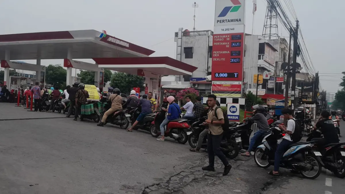 SPBU: Antrean panjang masih terjadi di kawasan SPBU Jalan AR Hakim Medan. (Dok: Dewi Syahruni Lubis/Sumut Pos)
