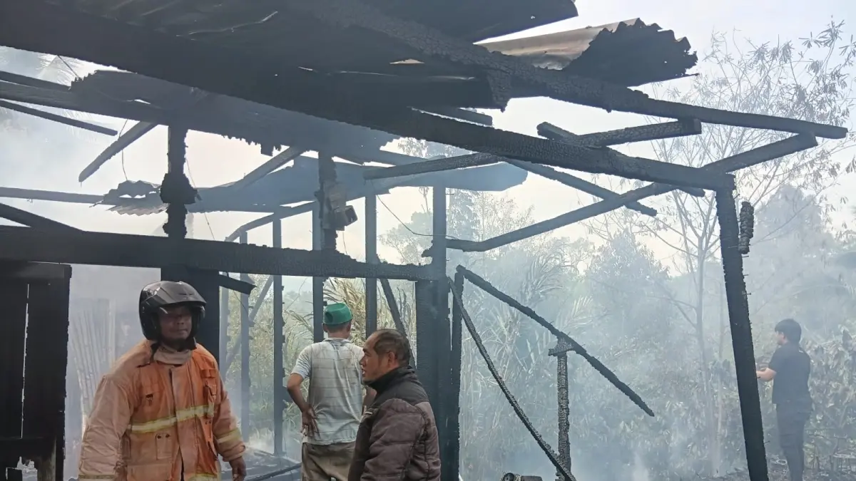 TERBAKAR: Bengkel sepeda motor di Simpang SMAN 1 Tigalingga, Kecamatan Tigalingga, Dairi hangus terbakar, Sabtu (18/7/2026). (Dok: Rudy Sitanggang/ Sumut Pos)
