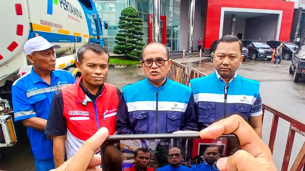 EGM Pertamina Sumbagut, Sunardi bersama Kepala BPH Migas Wahyudi Anas di SPBU Jalan Krakatau, Kota Medan, Sabtu (18/7/2026). (Triadi Wibowo)