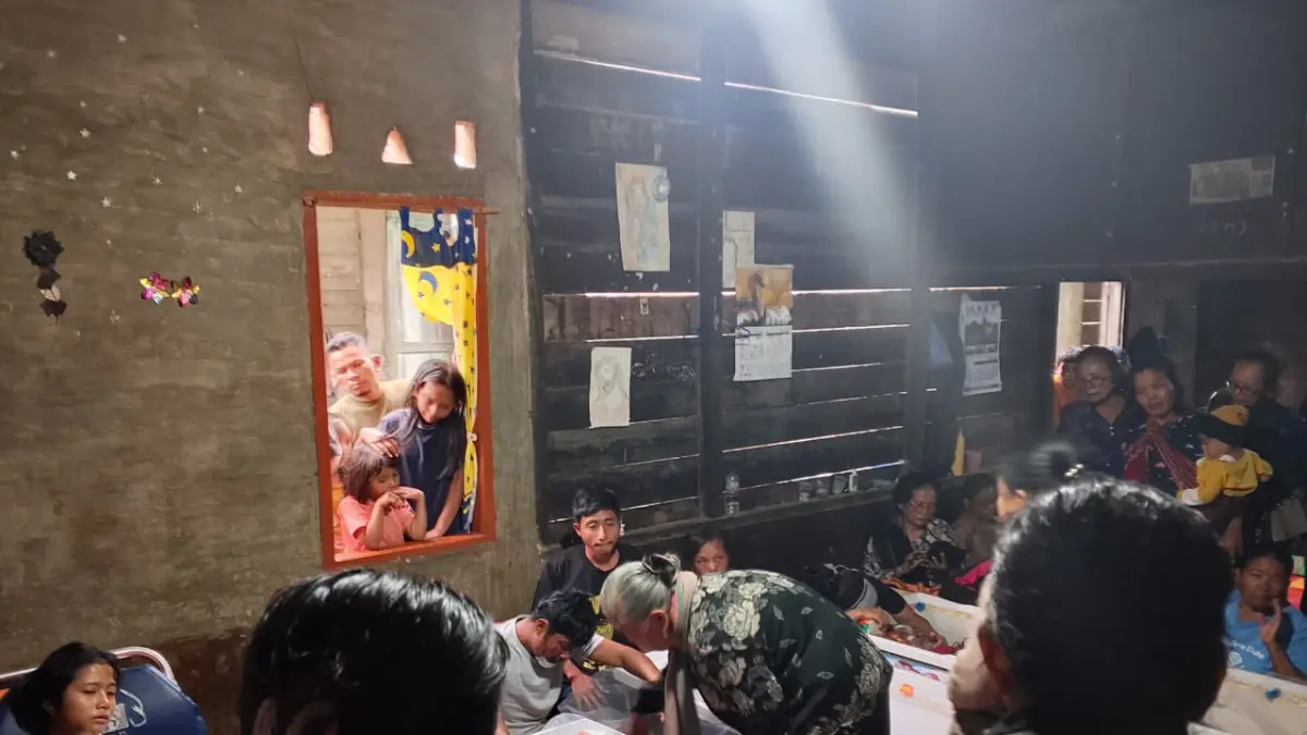 Gabe Roida boru Sitinjak (kiri) dan Rinto Sitinjak terpaksa dibawa dari Rumah Sakit Umum Pusat (RSUP) H. Adam Malik Medan supaya bisa melihat pemakaman kedua orangtuanya di Dusun 2 Juma Gunung, Desa Bakal Julu, Dairi, Minggu (19/7/2026). (RUDY SITANGGANG/SUMUT POS)